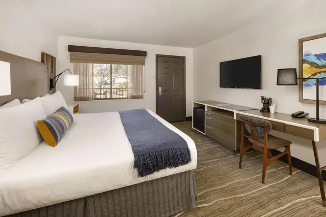غرفة بسرير كينج بإطلالة بحوض استحمام لذوي الإعاقة، Hotel Becket, BW Signature Collection 1/3
