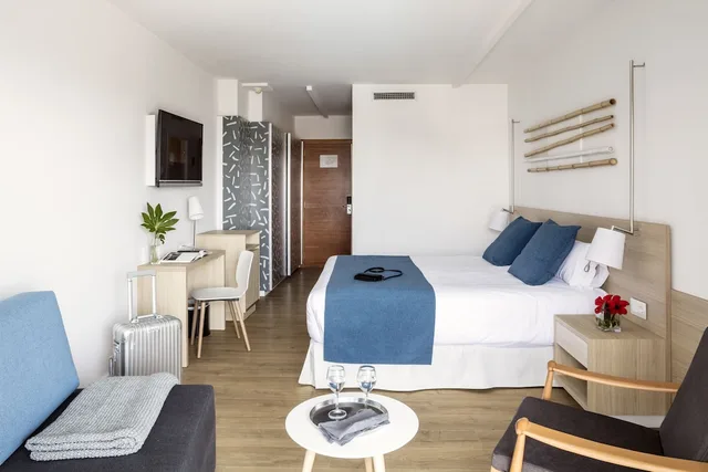غرفة بريميوم ثلاثية بسرير كوين بإطلالة على المسبح مع أريكة، Aqua Hotel Onabrava 1/1