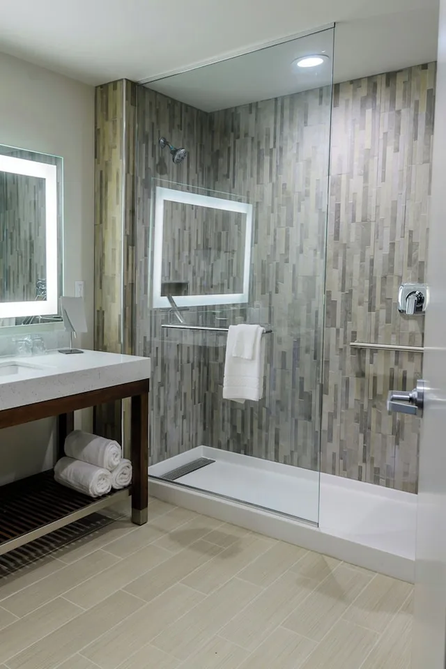غرفة بسرير كينج مع أريكة لذوي الإعاقة، Courtyard By Marriott Lake Jackson 6/6