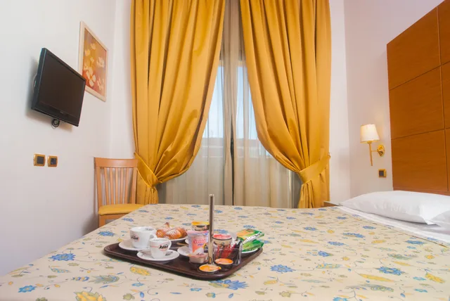 غرفة ديلوكس بسرير مزدوج بشرفة، City Hotel Casoria 2/4