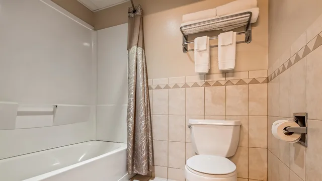 جناح بسرير كينج بحوض جاكوزي بمطبخ، Best Western Northwoods Lodge 3/3