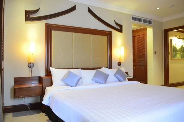 جناح جونيور بسرير كينج بإطلالة على المدينة مع أريكة، Cambodiana Hotel 3/9