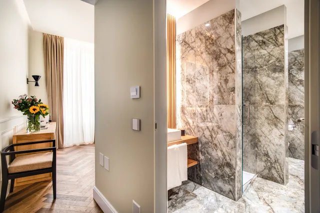 غرفة تنفيذية ثلاثية بسرير كوين مع أريكة، DBH Duomo Boutique Hotel Lake Como 3/4
