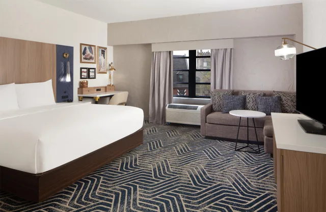 استوديو ديلوكس بسرير كينج، Hotel Royer Urbana Champaign, Tapestry Collection by Hilton 2/4