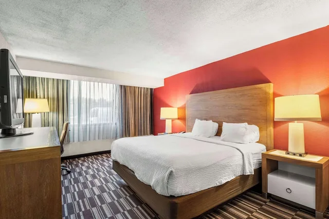 غرفة بسرير كينج لذوي الإعاقة، Red Lion Hotel Charlotte Airport 2/6