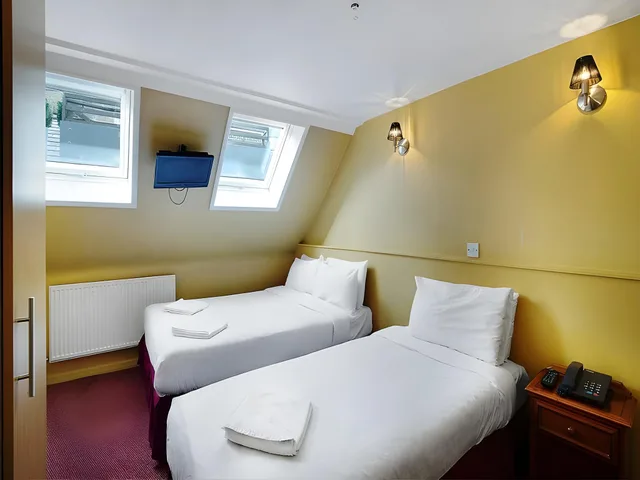 غرفة قياسية ثلاثية بسرير مزدوج، The Craven Hotel 1/1