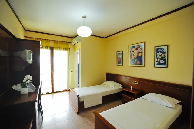 غرفة قياسية بسريرين منفصلين بإطلالة على البحر، Iliria Internacional Hotel 3/10