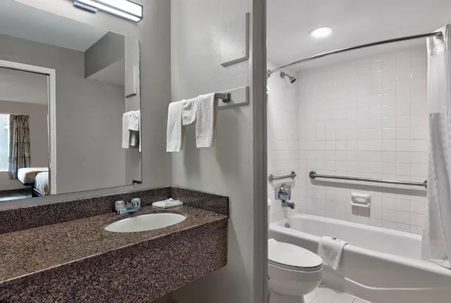 2 Full Beds - Mobility Accessible Tub Nsmk، Motel6 McDonough, GA 4/4