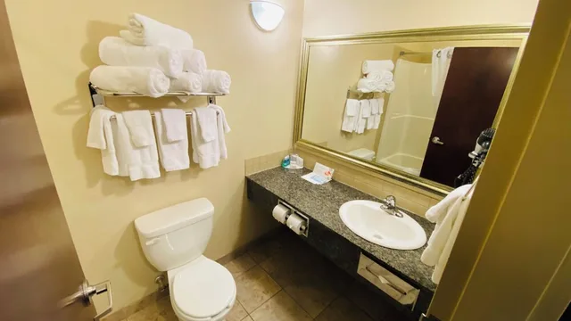 غرفة بسريرين كوين بمطبخ صغير، Ramada Westlock 3/5