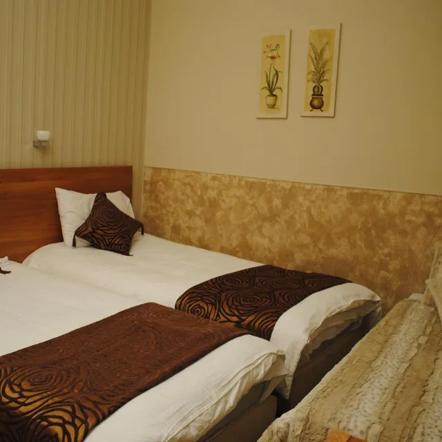 غرفة ثلاثية، Ideal Hotel 4/6
