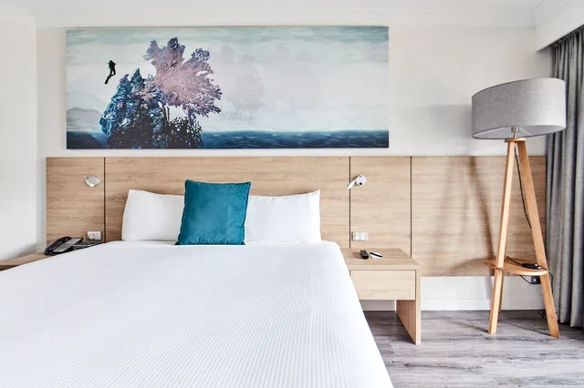 غرفة بسرير كينج بإطلالة على المسبح، Novotel Cairns Oasis Resort 5/7
