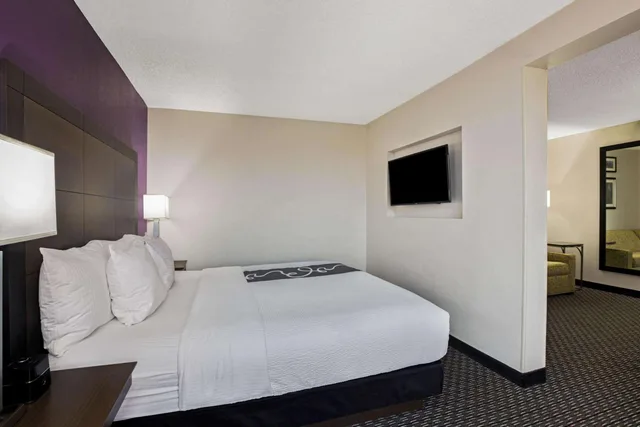غرفة تنفيذية بسرير كينج، La Quinta Inn & Suites by Wyndham Rancho Cordova Sacramento 2/4
