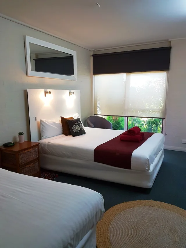 غرفة عائلية بسرير كوين وسريرين منفصلين، Bidgee Motor Inn 2/2