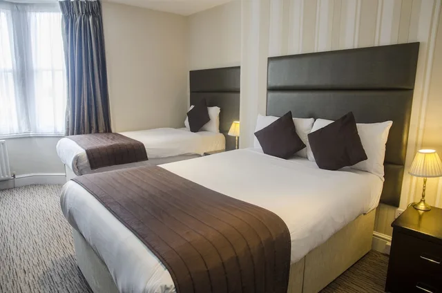 غرفة قياسية ثلاثية بسرير بطابقين وسرير فردي، BRIGHTON HOTEL(FORMERLY BEST WESTERN BRIGHTON) 2/10