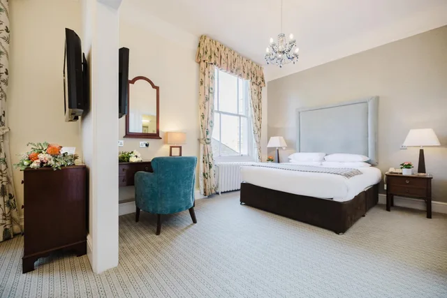 Feature, Double Bed، Winchester Royal 9/10