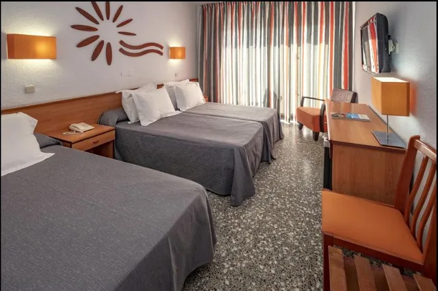 غرفة قياسية ثلاثية، Hotel Cala Font 1/1