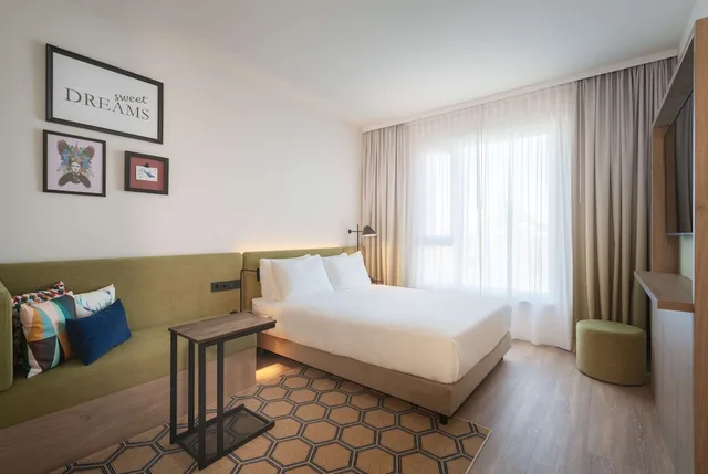 غرفة قياسية بسرير كوين، Hampton by Hilton Konstanz 1/3