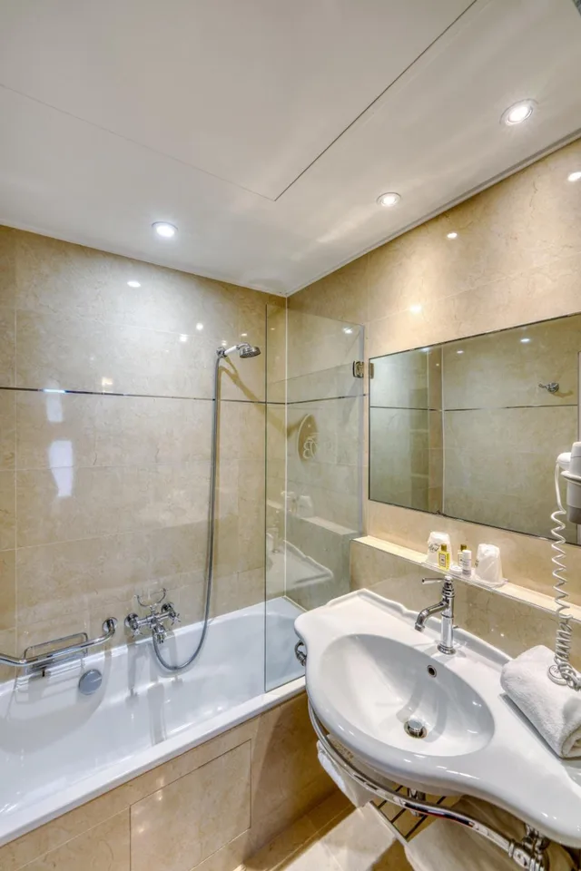 Superior, King Bed, Hotel Belfast 9/10