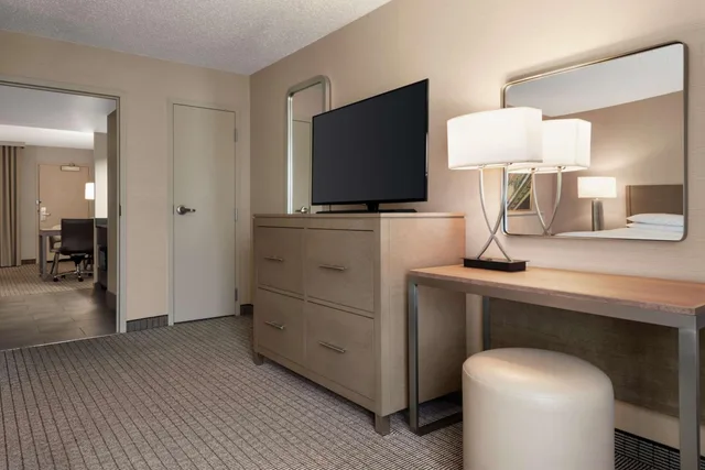 جناح بسرير كينج بغرفتين مع أريكة، Embassy Suites by Hilton Cleveland Rockside 6/6