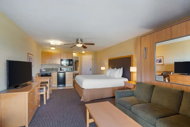 غرفة قياسية بسرير كينج وسرير كوين بمطبخ صغير، Best Western Plus Ocean View Resort 8/10