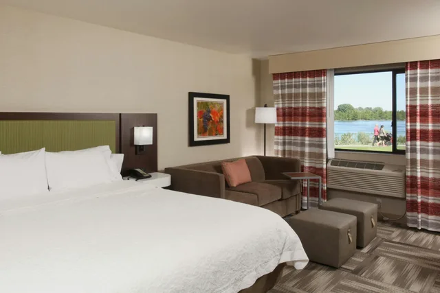 Room, King Bed, River View, No Balcony، Hampton Inn Richland/Tri-Cities 1/2
