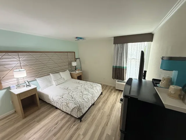 Room, Queen Bed, Sofa, Outer Banks Inn 3/10
