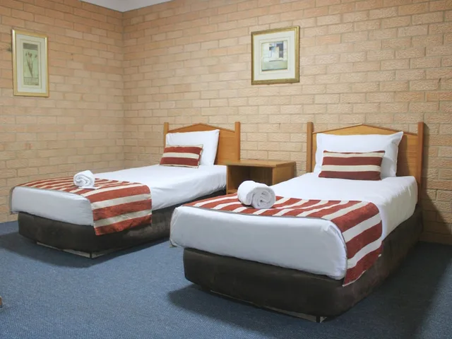 غرفة عائلية بسرير كوين وسريرين فرديين، AALANA MOTOR INN 4/7
