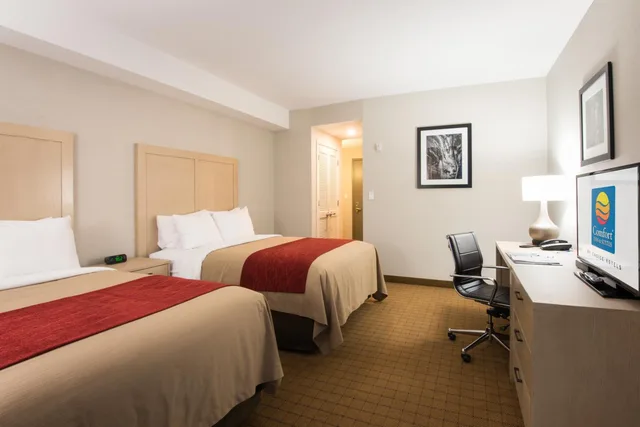 غرفة قياسية بسرير كينج وسريرين كوين، Comfort Inn & Suites Campbell River, BC 2/6