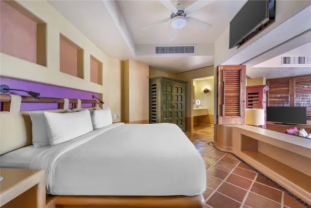 1 Bedroom, Suite, King Bed, Partial Ocean View, Plunge Pool, Hilton Grand Vacations Club Zihuatanejo 1/2