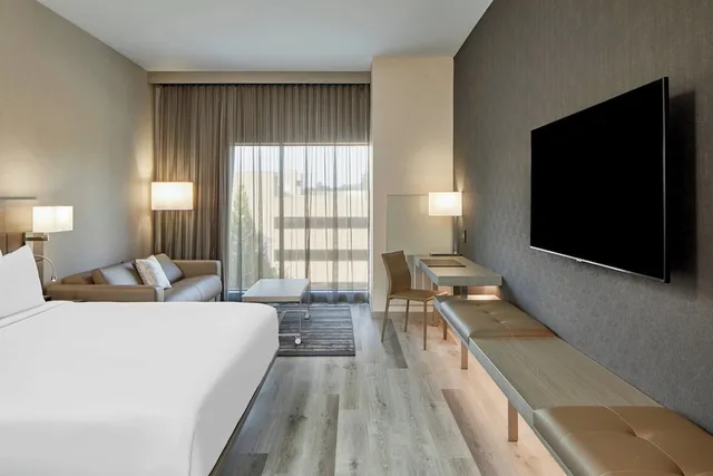 غرفة بسرير كينج مع أريكة، AC Hotel by Marriott Durham 2/4