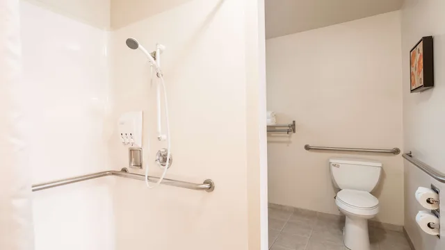 غرفة قياسية بسرير كوين لذوي الإعاقة، Best Western Golden Key 6/7