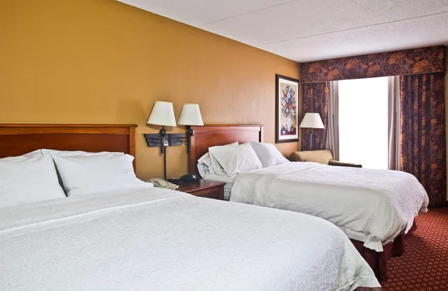 غرفة بسرير كوين، Hampton Inn McHenry 4/7
