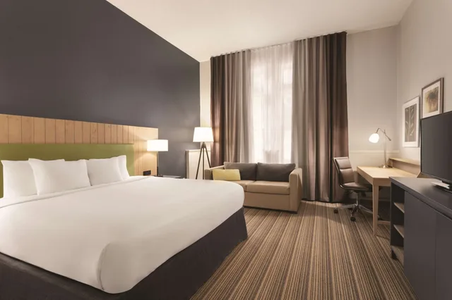غرفة بسرير كينج لذوي الإعاقة، Country Inn & Suites by Radisson, St. Charles Historic District 3/5