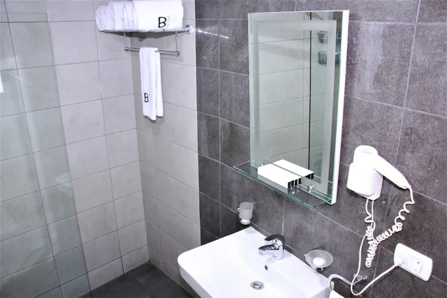 2 Bedrooms, Family Suite, 1 Double and 3 Single Beds, City View، Beverly Hotel, Beirut 4/5