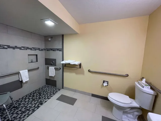 غرفة قياسية بسرير كينج لذوي الإعاقة، SureStay Plus Hotel by Best Western Odessa 2/4