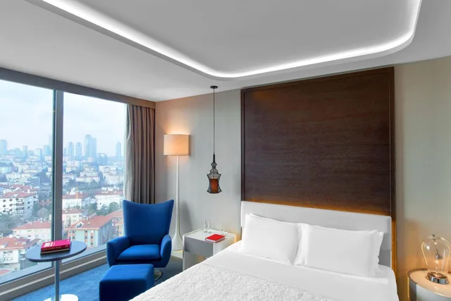 جناح سيغنتشر بسرير كينج بإطلالة على المدينة مع دخول صالة النادي، Le Meridien Istanbul Etiler 3/6