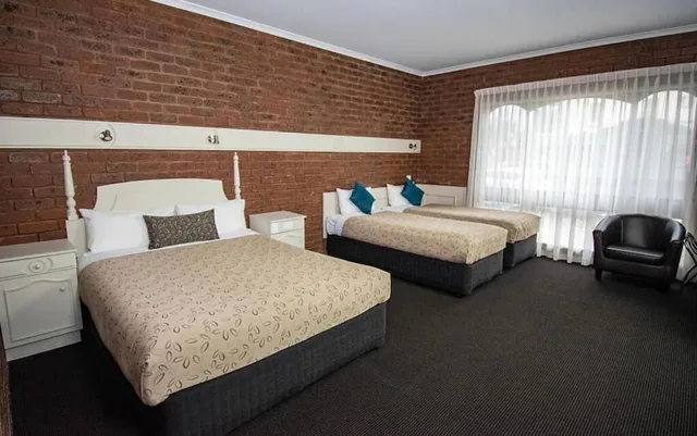 غرفة عائلية بسرير كوين وسريرين منفصلين بمطبخ صغير، Albury Townhouse Motel 1/4