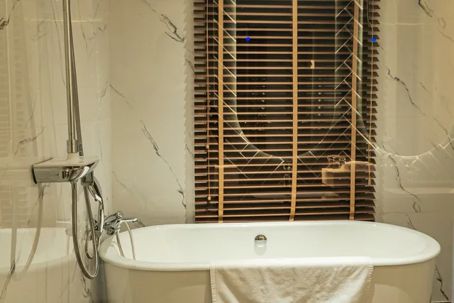 غرفة بريميير بسرير مزدوج بشرفة، La Vela Hue Hotel 2/2
