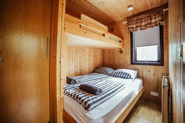 كوخ بسرير مزدوج وسرير بطابقين بغرفة نوم واحدة، Minniborgir Cottages 1/4