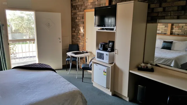 Superior, King Bed, Centre Point Mid City Motor Inn 2/6