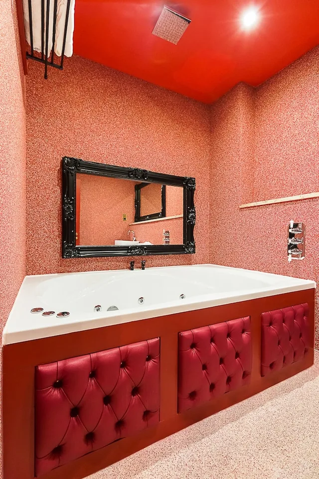 Cave, 8 Double Beds، The Dixie Dean Hotel 7/7