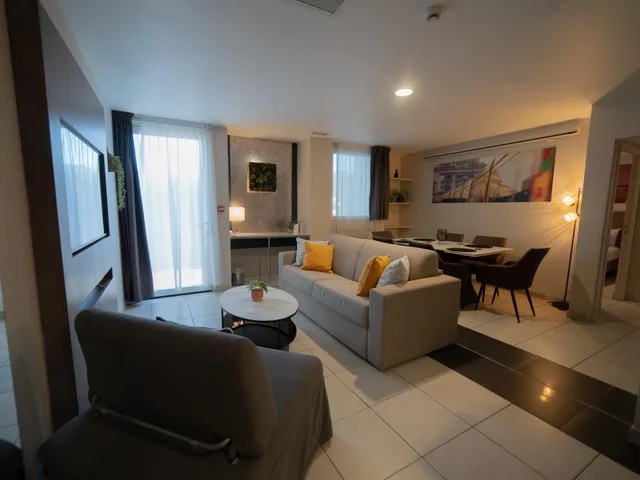 شقة بسرير كينج بشرفة مع أريكة بحوض استحمام، Best Western Hotelio Montpellier Sud 4/9