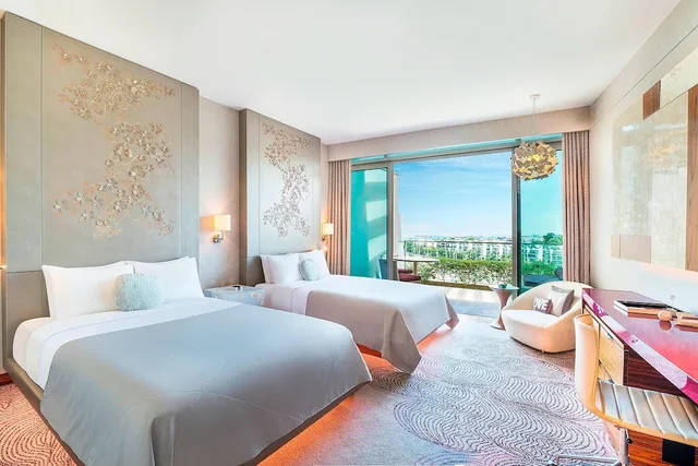 غرفة بريميير بسريرين كوين بإطلالة على المرسى بشرفة، W Singapore Sentosa Cove 4/9