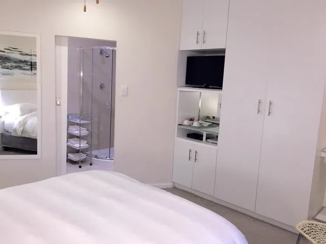 1 Bedroom, Classic, Queen Bed, Lagoon View, South Villa Guesthouse 2/4