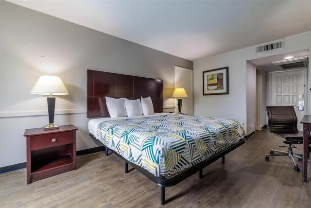 غرفة قياسية بسرير كينج للمدخنين، Motel6 Dallas, TX - Downtown 3/8