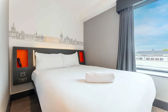غرفة بسرير كينج، easyHotel Oxford 1/1