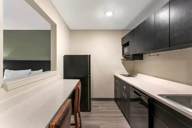 Suite, Queen Bed, MainStay Suites Little Rock West Near Medical Centers 3/5