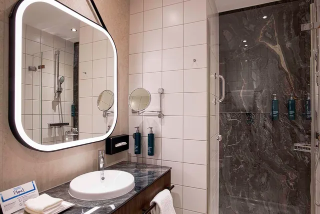 غرفة بسرير كوين، Hilton Cologne Hotel 3/6