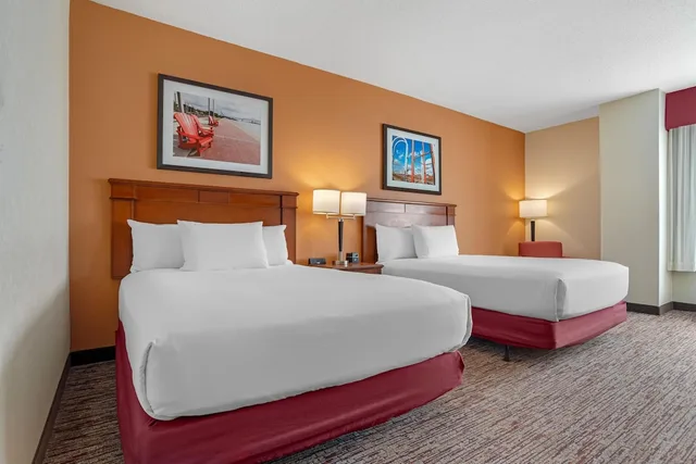 غرفة بسريرين كوين بحوض استحمام في طابق مرتفع لذوي الإعاقة، DRURY INN AND SUITES BATON ROUGE 1/5