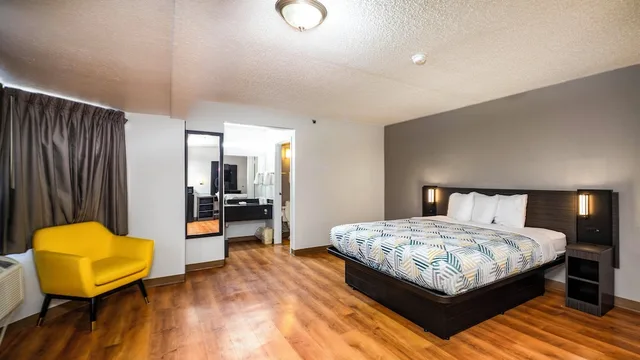 1 Queen Bed - Deluxe, Micfridge، Motel6 Wethersfield, CT - Hartford 1/10